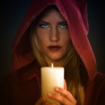 Magicienne tient une bougie